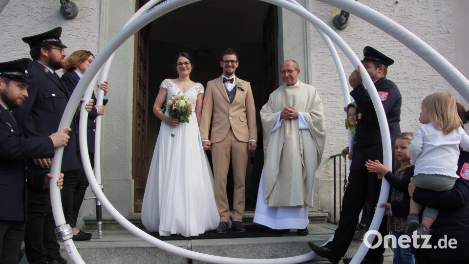 Freudestrahlendes verlässt das Brautpaar Sandra und Konstantin Franz mit Pfarrer Thomas Thiermann die Pfarrkirche in Beidl. Mehrere Feuerwehren erwarteten die frisch Vermählten im Ehrenspalier. Bild: kro