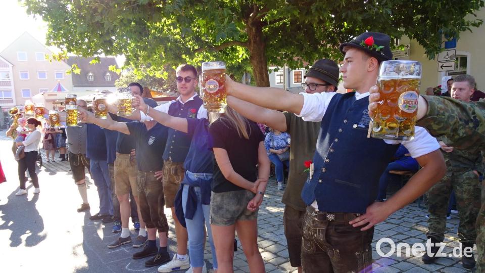 Beim Maßkrugstemmen beweisen die Teilnehmer ihr Durchhaltevermögen. Bild: hm