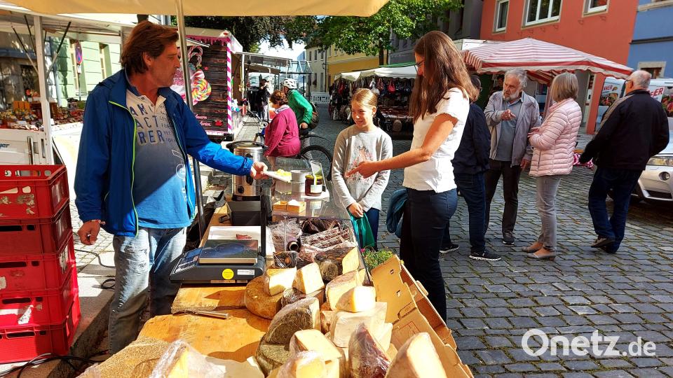 Der Salzburger Händler ist mit seinen Käse-, Wurst- und Brotspezialitäten seit Jahren auf den Oberviechtacher Märkten vertreten. Bild: lg