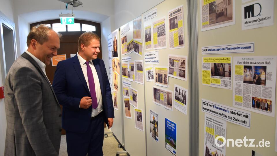 Mit alten Zeitungsberichten hat das Museumsteam den Werdegang des Fischereimuseums dokumentiert. Bild: ubb