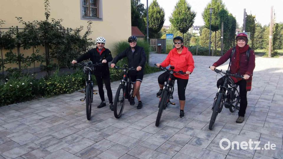 In Eslarn trafen sich Regionalmanagerin Franziska Hufnagel vom Naturparkland, Quartiermanagerin Petra Brenner, Bürgermeister Reiner Gäbl und Geschäftsleiter Georg Würfl zur Testfahrt auf dem Bockl. Bild: gz