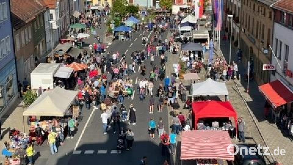 Das sonnige Wetter lockt zahlreiche Besucher in die Vilsecker Innenstadt zum Herbstmarkt. Bild: Stefanie Gradl