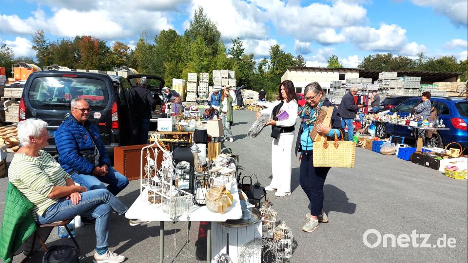 Die beiden Käuferinnen lassen sich auf dem Hobby-Flohmarkt von Deko-Artikeln inspirieren. Bild: lg