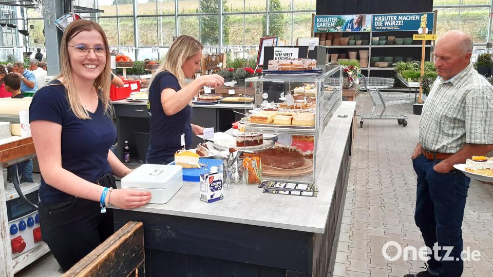 Die Feuerwehr Nunzenried überrascht an ihrem Stand mit phantasievollen Kuchenvariationen. Bild: lg
