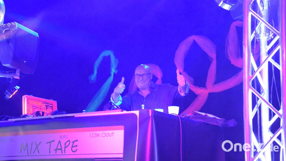 DJ Easy war in seinem Element und heizte im großen Saal der Stadthalle ein. Bild: fla