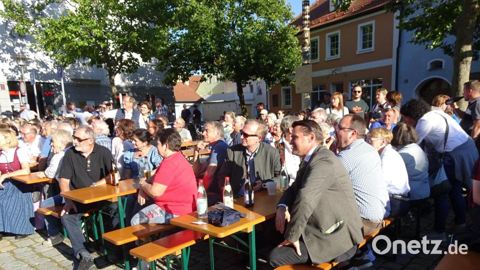 Auch Landrat Thomas Ebeling und MdL Alexander Flierl verfolgen das Geschehen. Bild: hm