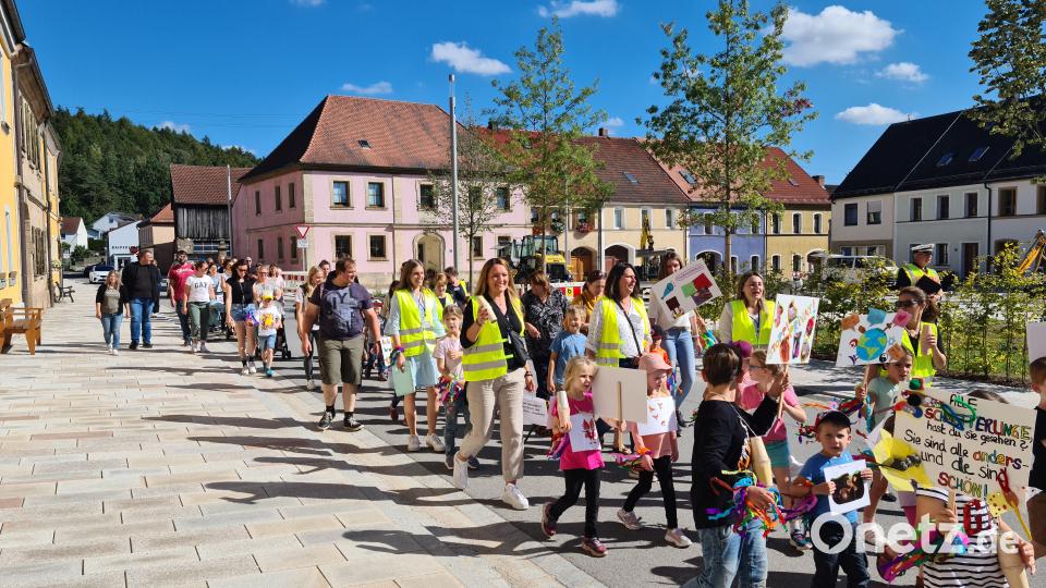 65 Kinder marschieren mit ihren Erziehern zum Rathaus, um für ihre Rechte zu demonstrieren. Bild: sne