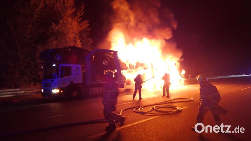 Einsatzkräfte löschen einen brennenden Lastwagen auf der A3. Bild: Amt für Brand- und Katastrophenschutz der Stadt Regensburg