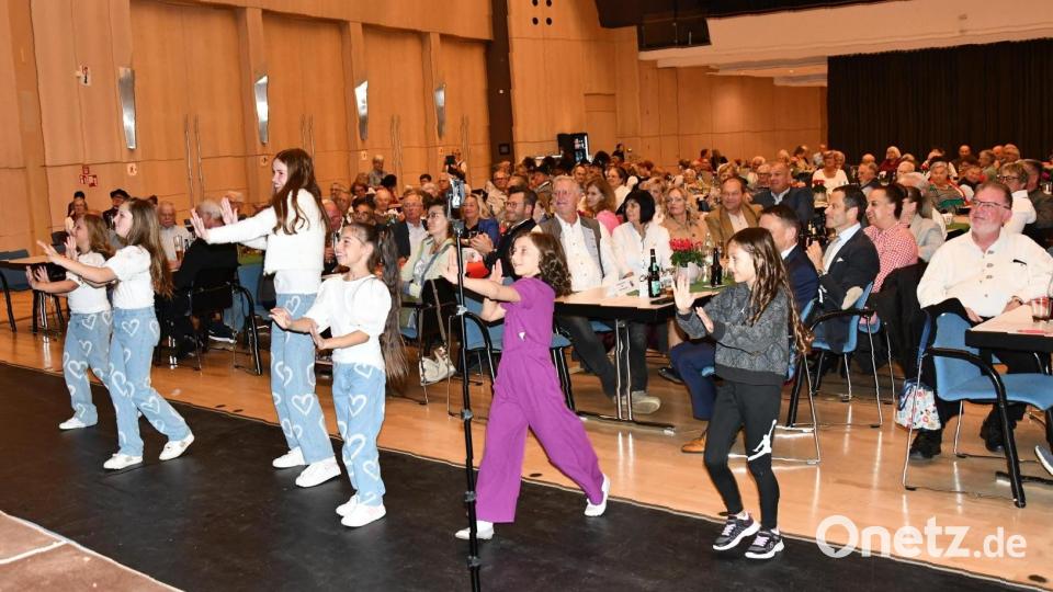 &quot;Malinka&quot; , die Kindergruppe des Vereins &quot;Neue Zeiten&quot;, begeistert das Publikum mit einem schwungvollen Auftritt. Bild: hcz