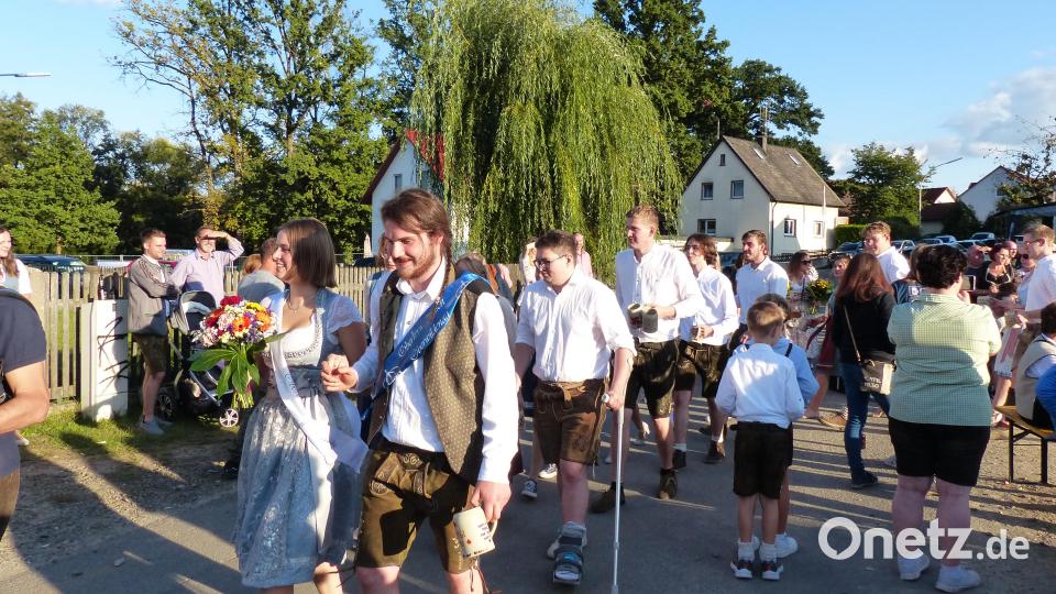 Im Schlepptau des Oberkirwapaares Ulrike Meißner und Johannes Schlegl ziehen Kirwapaare und Zuschauer in Richtung Festzelt Bild: hme
