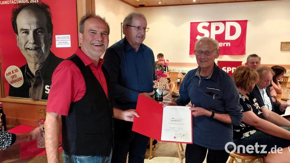 Karl Georg Haubelt (von links) und Kurt Giehl gratulieren Horst Gradewald. Bild: M. Haberzeth/exb
