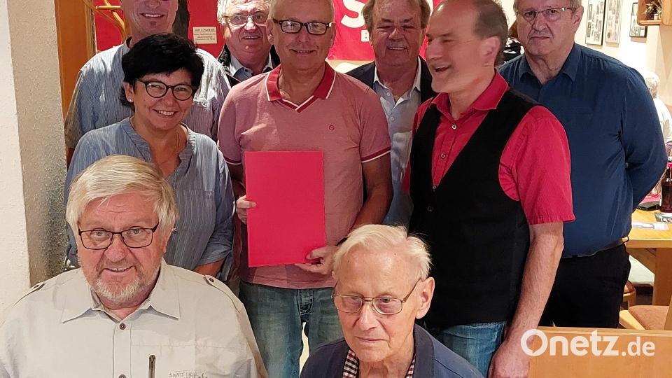 Bei der SPD Windischeschenbach gibt es mehrere Ehrungen: (hinten, von links) Winfried Ascherl, Hans Stangl, Werner Sauer, Kurt Giehl, (Mitte) Sibylle Ascherl, Rainer Spachtholz, Karl Georg Haubelt und (vorne, von links) Josef Albrecht, Horst Gradewald. Bild: M. Haberzeth/exb