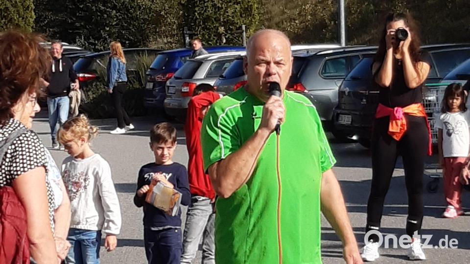 Präsident Michael Welnhofer als versierter Moderator der Tanzdarbietungen. Bild: lg