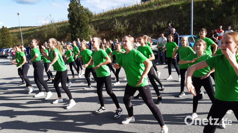 An drei Aufführungsorten präsentieren sich die Tänzerinnen von Grün-Weiß als hundertprozentiger Unterhaltungsfaktor des Michaelimarktes. Bild: lg