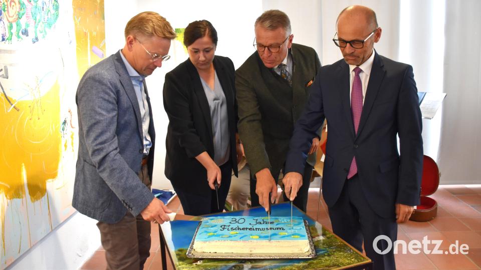 Mit einer Torte in Blau eröffneten CSU-Landtagsabgeordneter Tobias Reiß, MQ-Leiterin Birgit Plößner, Bürgermeister Franz Stahl und Stellvertretender Landrat Alfred Scheidler (von links) die Jubiläumswoche zur Feier von 30 Jahre Fischereimuseum. Bild: ubb
