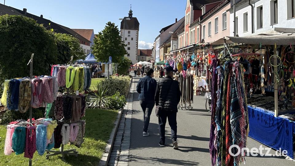 Eine schöne Kulisse bilden die farbenfrohen Stände vor dem Vogelturm. Bild: Stefanie Gradl