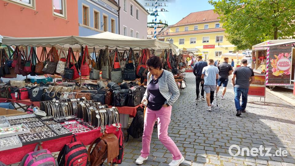 Ein breites Sortiment an Taschen, Rücksäcken und Modeschmuck bietet ein Leipziger Händler, der erstmals zu einem Oberviechtacher Markt kam. Bild: lg