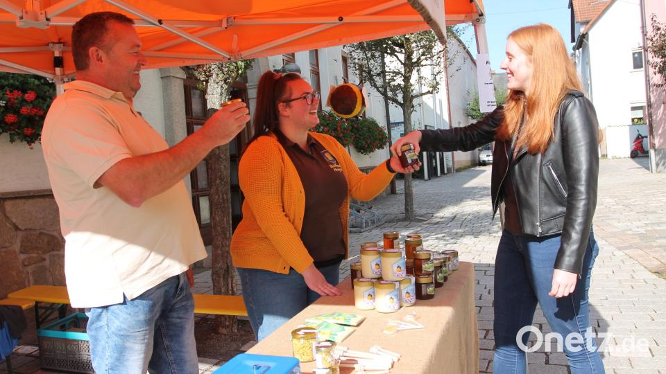 Der Imkerverein preist seinen Honig an. Bild: pi