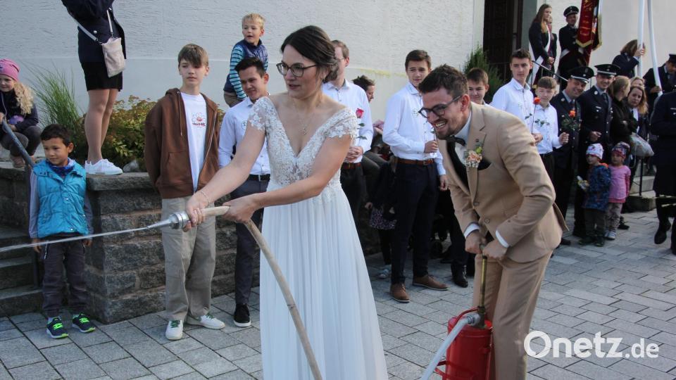 Natürlich mussten sich Sandra und Konstantin Franz auch an der Kübelspritze beweisen. Bild: kro