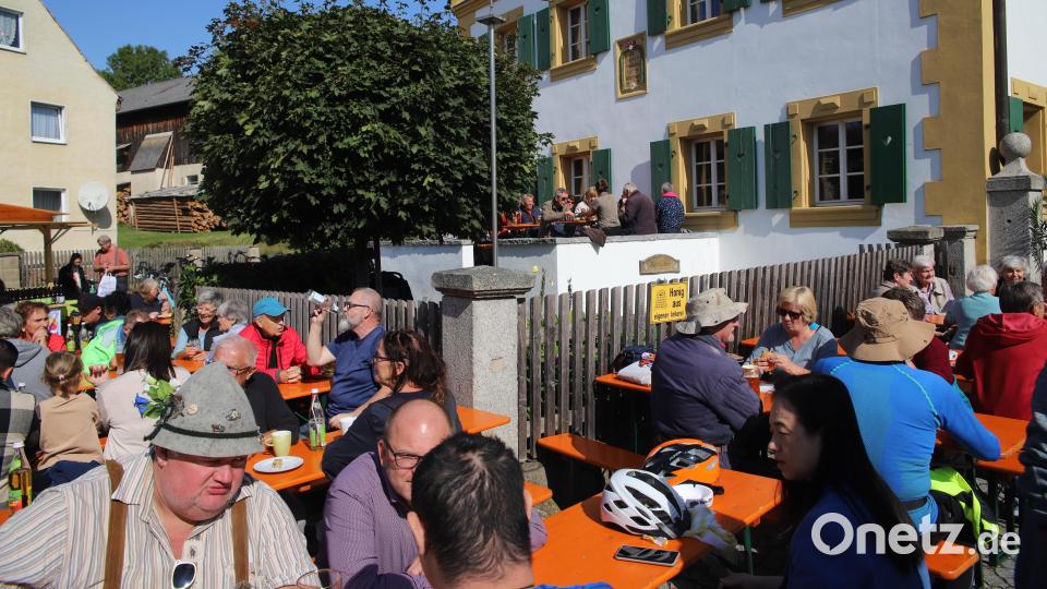 Jedes Platzerl rund um den Beutnerhof nutzen die zahlreichen Gäste. Kaffee und Kuchen in verschiedensten Varianten, leckere Braten, frisch gezapftes Bier lassen keine Wünsche offen. Bild: war