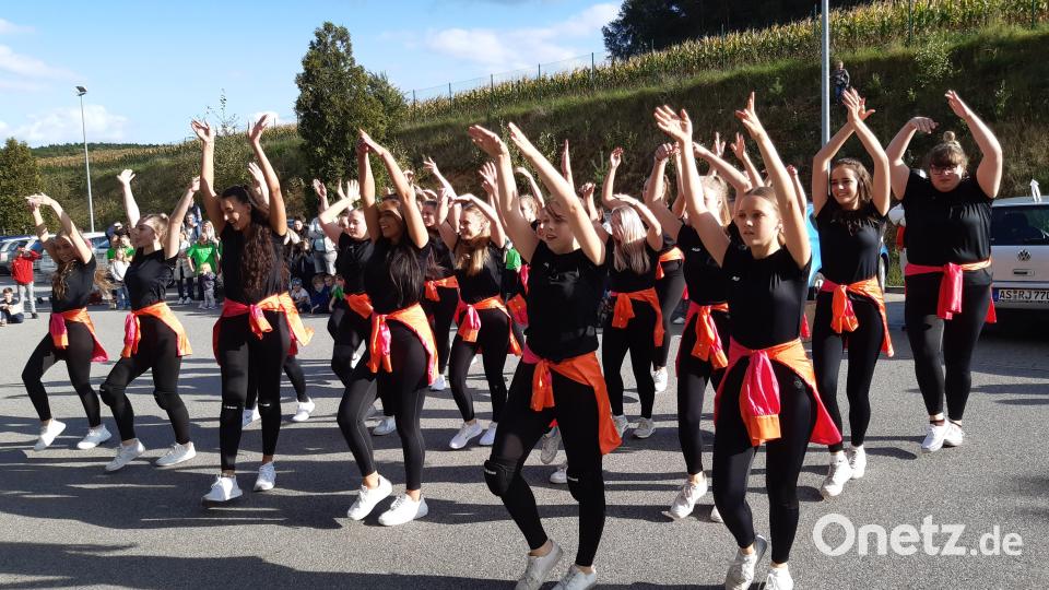 Die Ü-15-Tanzgruppe bei ihrem Show-Tanz vor der Gärtnerei Baumer. Bild: lg