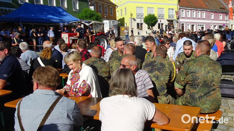Zahlreiche Zuschauer nutzen das schöne Wetter, um den Kirwawettkampf zu verfolgen. Bild: hm