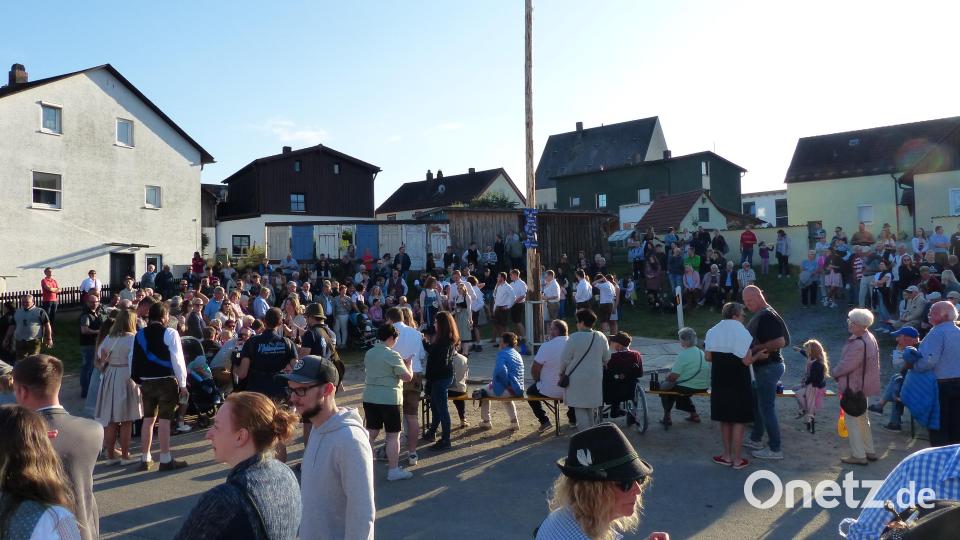 Der Kirwabaum ist von vielen Besuchern umzingelt Bild: hme