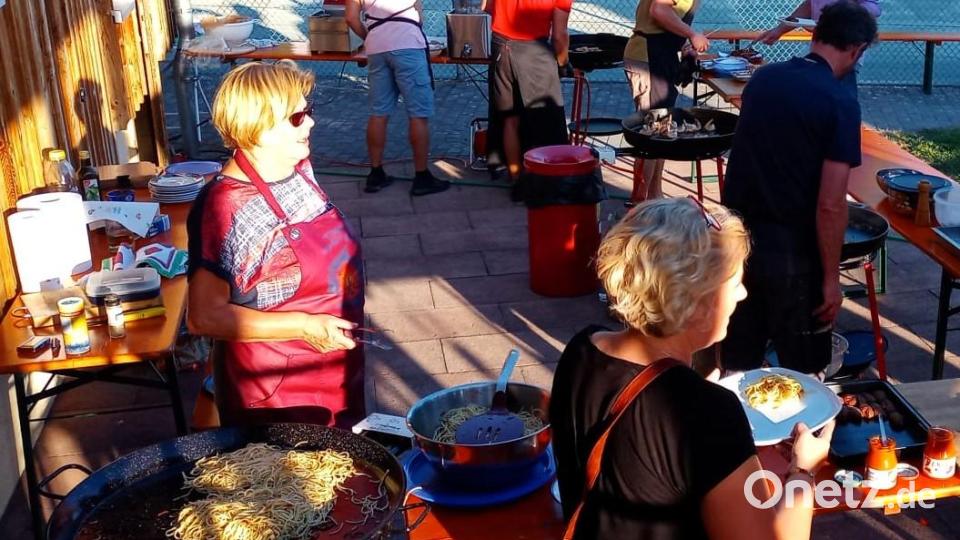 Die Sonne steht zwar etwas tiefer, aber das tut dem TC Sommerfest keinen Abbruch. Auch beim neuen Termin im September wird an den Pfannen und Grills geschwitzt, um den Besuchern leckere Speisen zu servieren. Bild: Kathrin Müller
