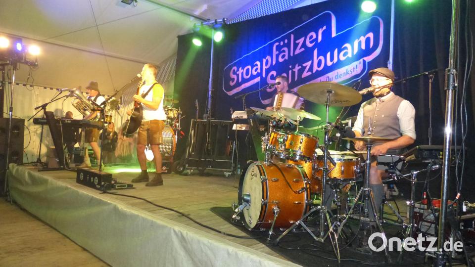 Die &quot;Stiopfälzer Spitzbuam&quot; sorgen für Musik bei der Zeltkirwa. Bild: hme