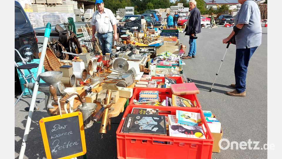 &quot;Das waren Zeiten&quot;. Nostalgisches dominiert das Angebot auf den beiden Flohmärkten, wie hier im Bauzentrum Herzog. Bild: lg