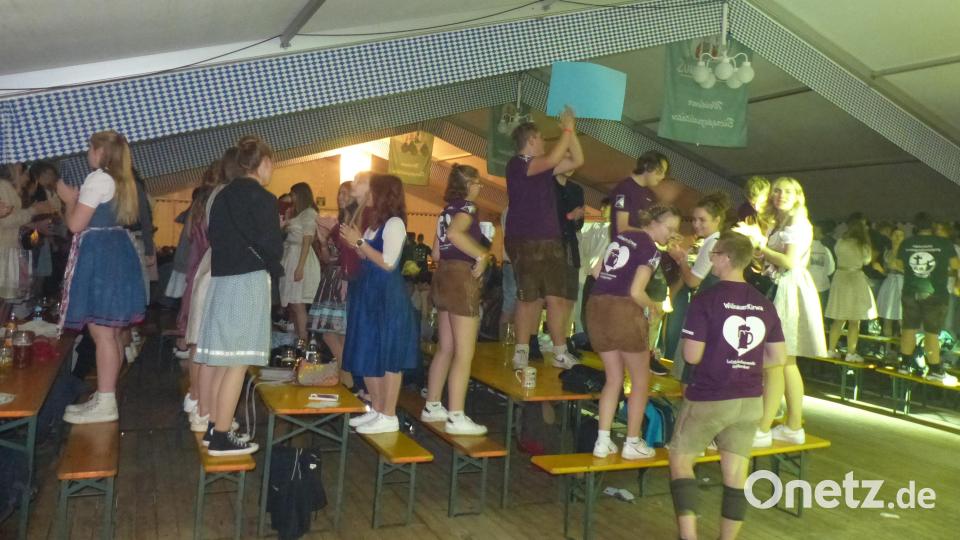 Bei der Zeltkirwa in Oberwildenau geht es rund: Schnell stehen die Gäste auf den Bierbänken und feiern ausgelassen. Bild: hme