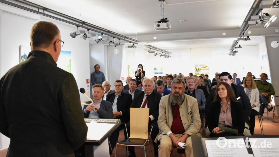 Bürgermeister Franz Stahl (vorne) konnte unter anderem viele gute alte Bekannte unter den Ehrengäsetn begrüßen. Bild: ubb