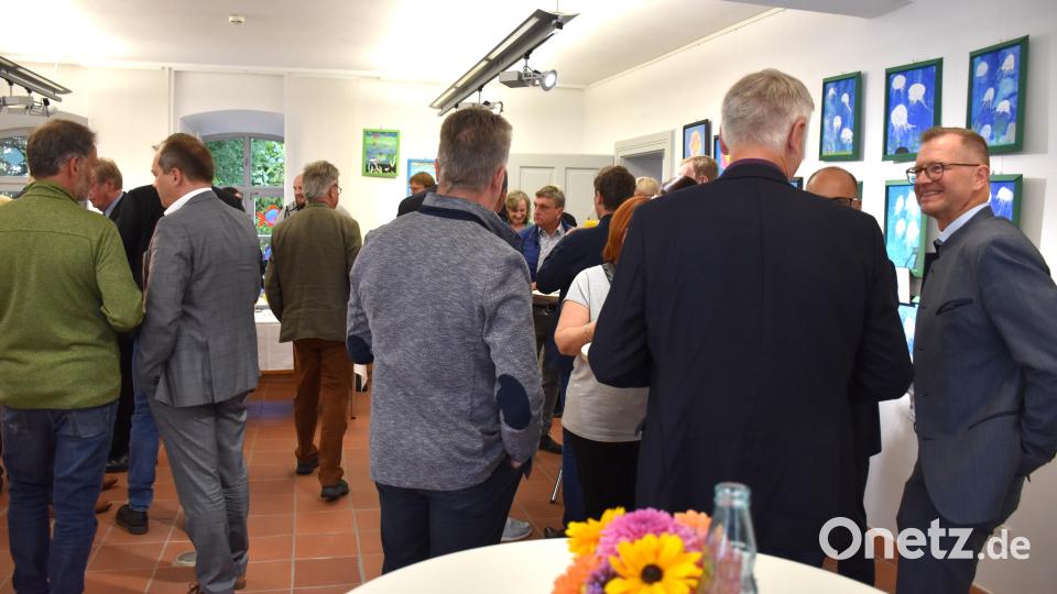 Nach dem offiziellen Teil wurde im Pädagogikraum mit Fischhäppchen aus regionalen Produkten und Getränken noch lange über Fisch, das Museum und anderes diskutiert. Bild: ubb