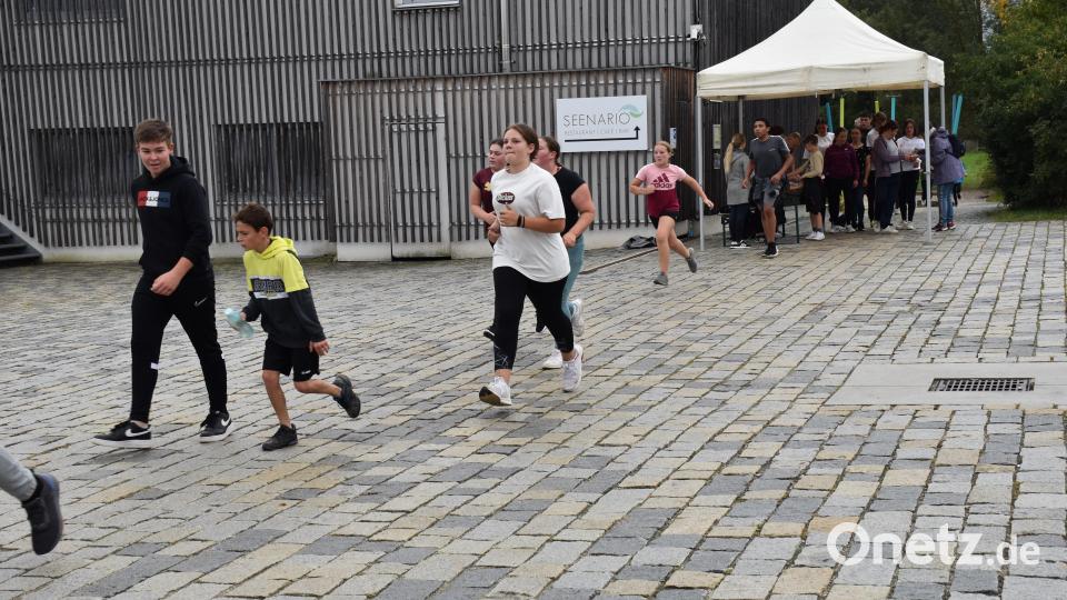 Besonders strengen sich die jüngeren Schüler der Klassen fünf bis sieben an. Sie starteten bereits um 10 Uhr und durften um 11 Uhr mit den &quot;Großen&quot; (8. bis 10. Klasse) weiter mitrennen. Bild: ubb