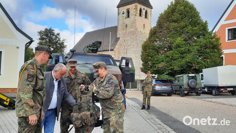 Bürgermeister Anton Peter (2. v. links) testet eine Einsatzweste. Links: Oberstabsfeldwebel und Organisator Günter Hölldobler. Rechst: Hauptfeldwebel Pia Fleischmann, daneben der neue Kompaniechef Hauptmann Marko Watko. Bild: oe