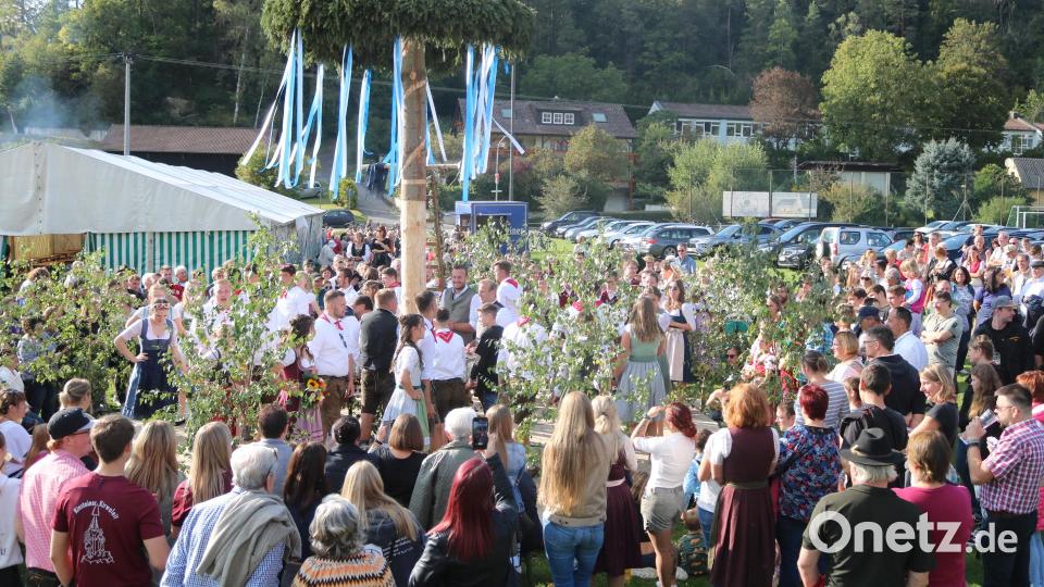 Das Austanzen in Eschenfelden war von der Sonne beschienen. Marco Ehras und Corinna Neidel wurden zum neuen Oberkirwapaar gekürt. Bild: lei