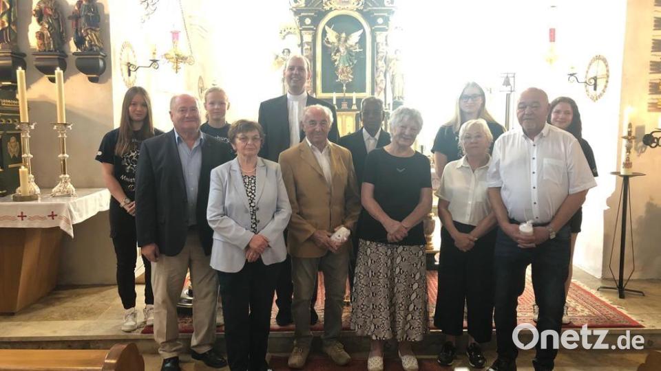 vorne von links: Ehepaar Espach, Ehepaar Lorenz, Ehepaar Feuerer
hinten von links: Ministranten, Pfarrer Zeitler, Pfarrer Kurian, Ministranten Bild: Ingrid Weigert/exb