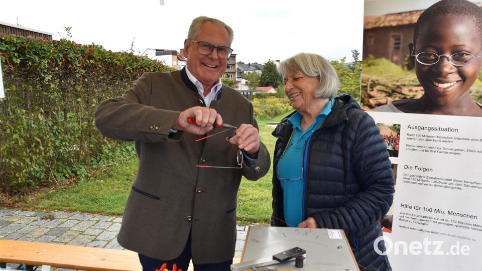Auch Lions-Präsident und Ideengeber der Aktion, Albert Saller (im Bild mit Alwine Beck aus Weiden) beherrscht die Herstellung einer &quot;Ein-Dollar-Brille&quot;. Bild: ubb