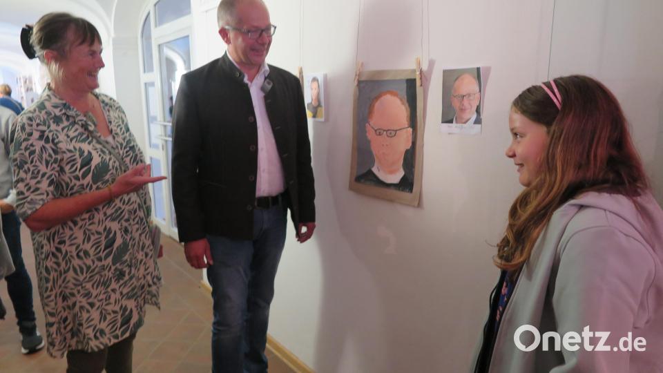 Bürgermeister Roman Schäffler war sehr beeindruckt von seinem Portrait, das die zehnjährige Marielle gemalt hat. Auch Künstlerin Susanne Vonhoff (links) freute sich. Bild: jzk