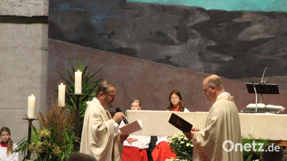 Vor Prodekan Johannes Lukas (rechts) und der versammelten Pirker Gemeinde erneuert Pfarrer Thomas Stohldreier (links) sein Amts- und Gehorsamsversprechen der Priesterweihe. Bild: kki