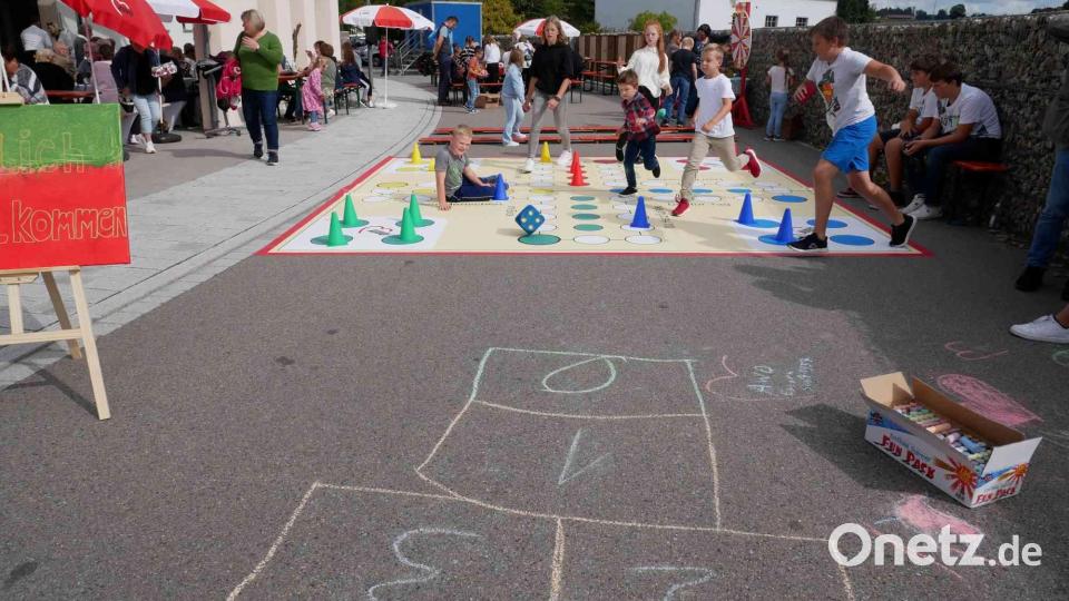 Mit dem großen &quot;Mensch ärgere dich nicht&quot; können sich künftig die Tagesgäste der AWO befassen. Beim Tag der offenen Tür waren es vor allem die Kinder, die Spaß daran hatten. Bild: gz
