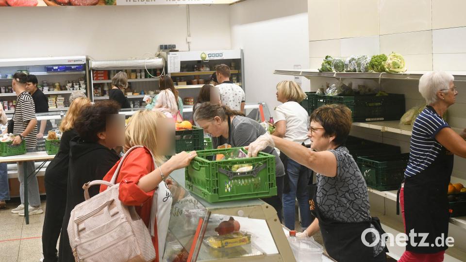 Neben Obst und Gemüse bekommen die Bedürftigen bei der Tafel auch Milchprodukte, Backwaren und Fertigprodukte. Doch die Lebensmittelspenden sind knapp. Bild: Gabi Schönberger