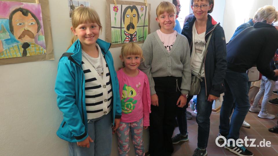 Die drei Schwestern Anna, Marie und Eva (von links) machten bei diesem Malprojekt mit. Anna hat sich für ein Portrait des deutschen Malers Lovis Corinth entschieden Bild: jzk