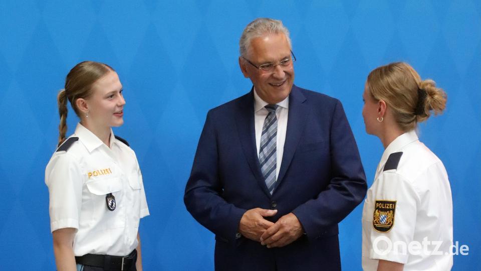 Lisa und Marie sind eineiige Zwillinge. Sie haben schon immer alles gemeinsam gemacht. So wurde auch die Entscheidung, sich für den Polizeidienst zu bewerben, gemeinsam getroffen, erzählten sie Innenminister Joachim Herrmann. Bild: mfh