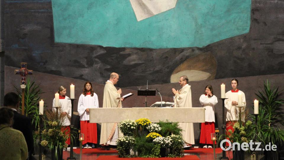 Prodekan Johannes Lukas führt Pfarrer Thomas Stohldreier an den Altar in Pirk. Dies war nur eines von vielen Riten bei der Installation des neuen Pfarrers. Bild: kki