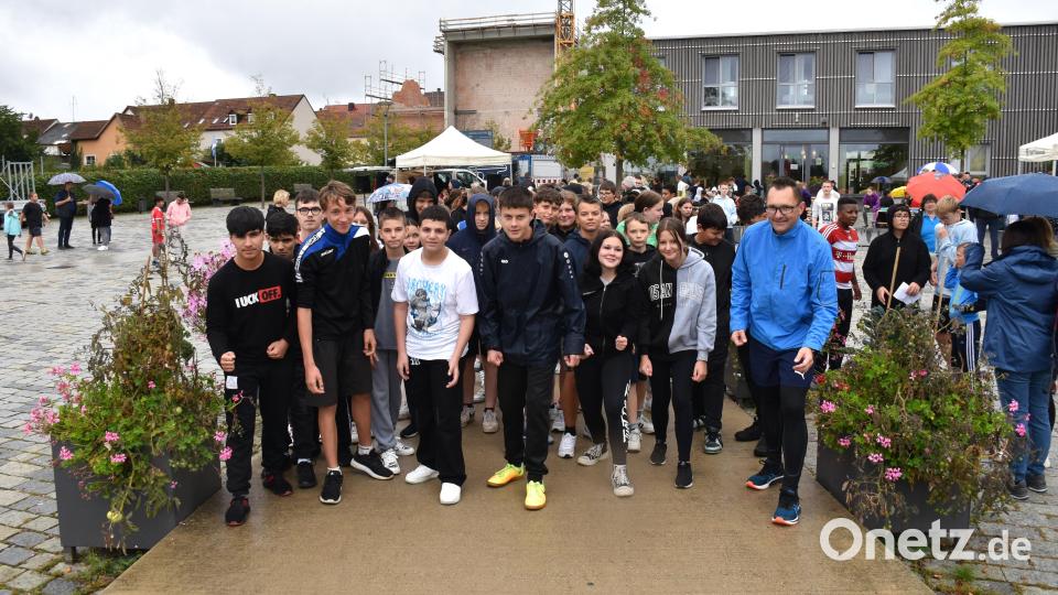 Der Startschuss fällt und eine Schule läuft für den guten Zweck. Bild: ubb