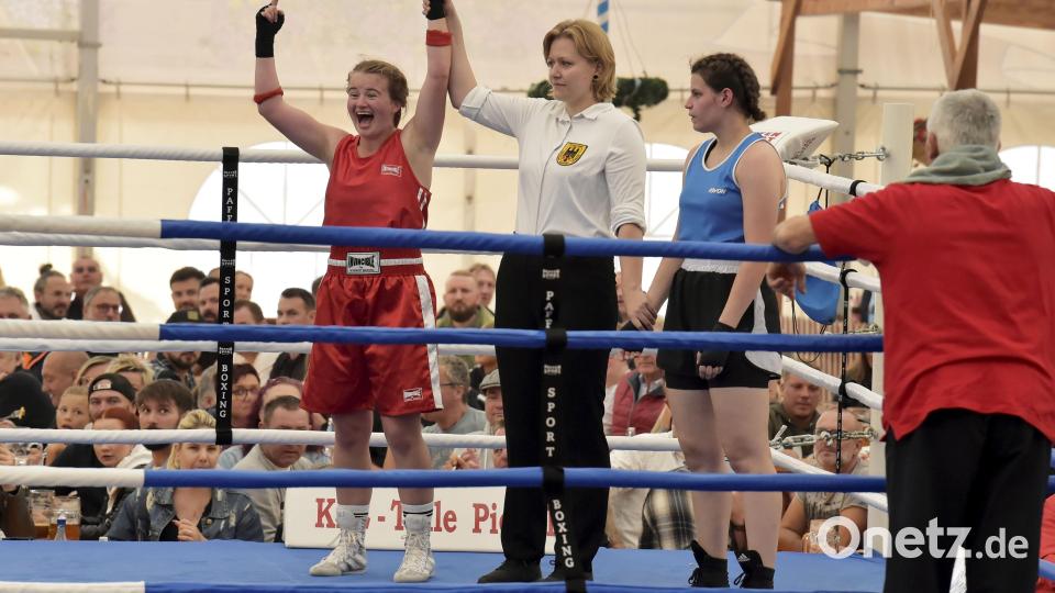 Ringrichterin Sophie Dechant aus Burglengenfeld zeigt die Siegerin. Bild: Hubert Ziegler