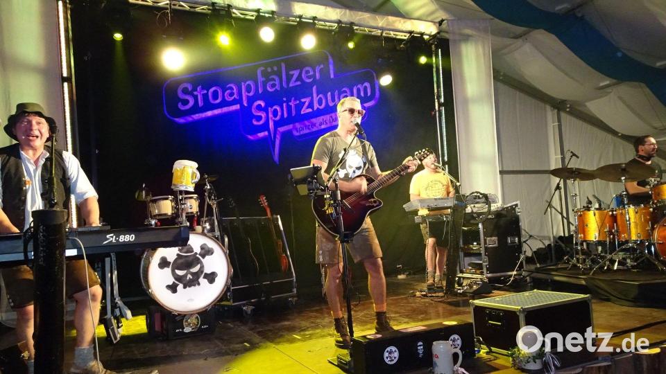 Die &quot;Stoapfälzer Spitzbuam&quot; in Aktion. Sie sorgen am Montagabend für den Abschluss der Pfreimder Kirwa. Bild: hm