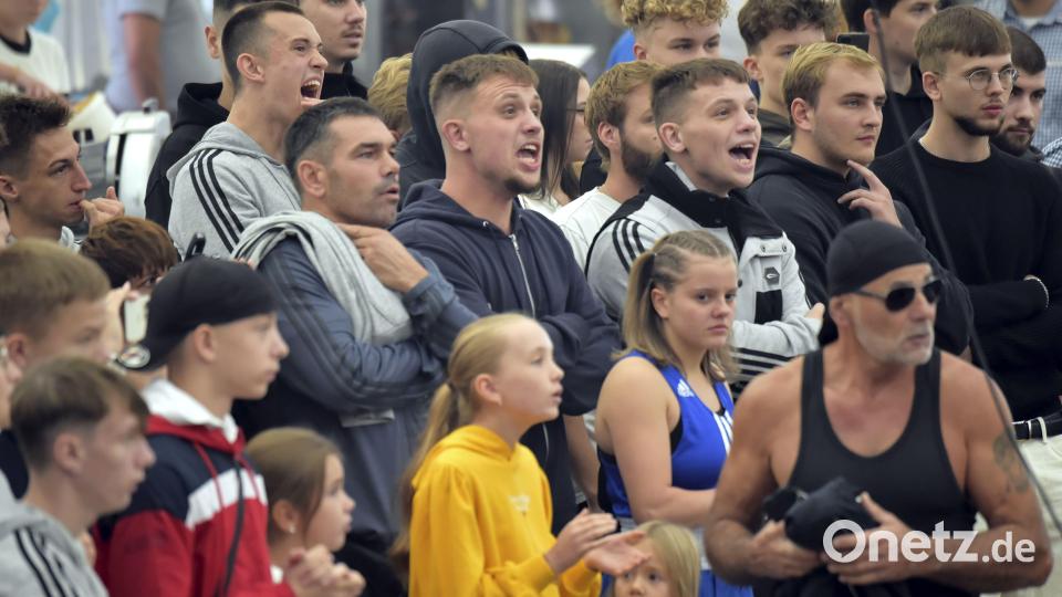 Großes Interesse herrschte bei den Boxfans des BC Amberg im Festzelt. Bild: Hubert Ziegler