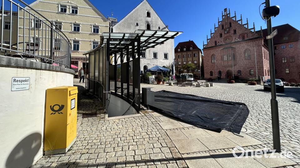 Auch am Luitpoldplatz weist in Nähe des Abgangs zur Tiefgarage ein &quot;Respekt-Schild&quot; auf die tolerante und demokratische Grundausrichtung der Stadt Sulzbach-Rosenberg hin. Bild: Andreas Royer